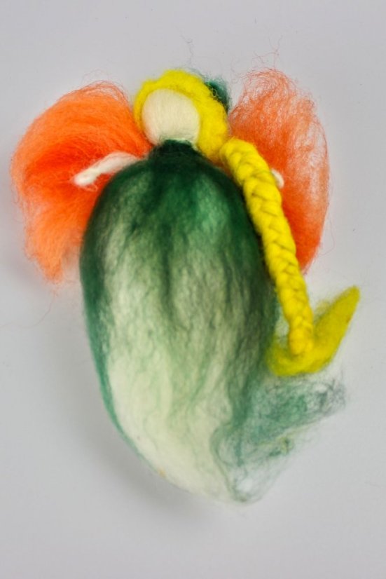 Blondýna s copem a oranžovými křídly