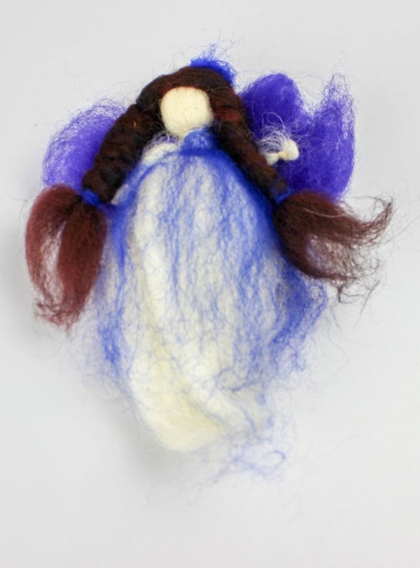 Bruneta se dvěma copy a modrými křídly