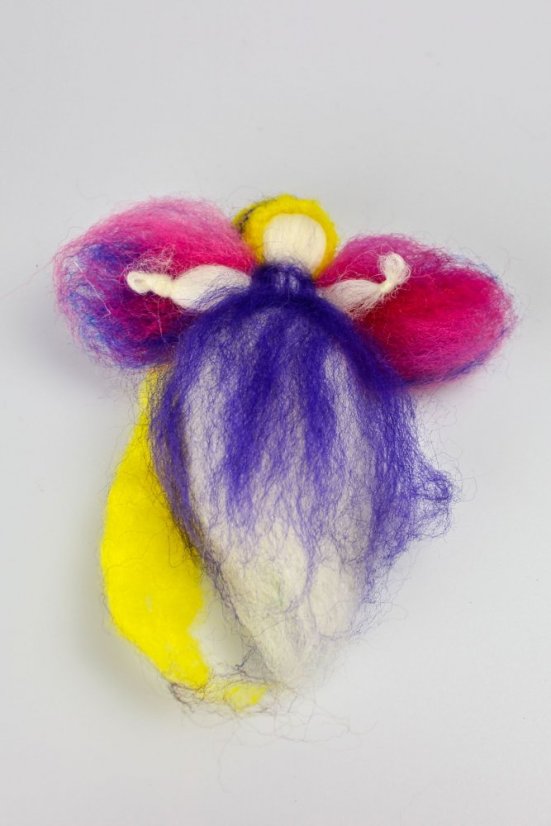 Blondýna s ohonem a růžovými křídly