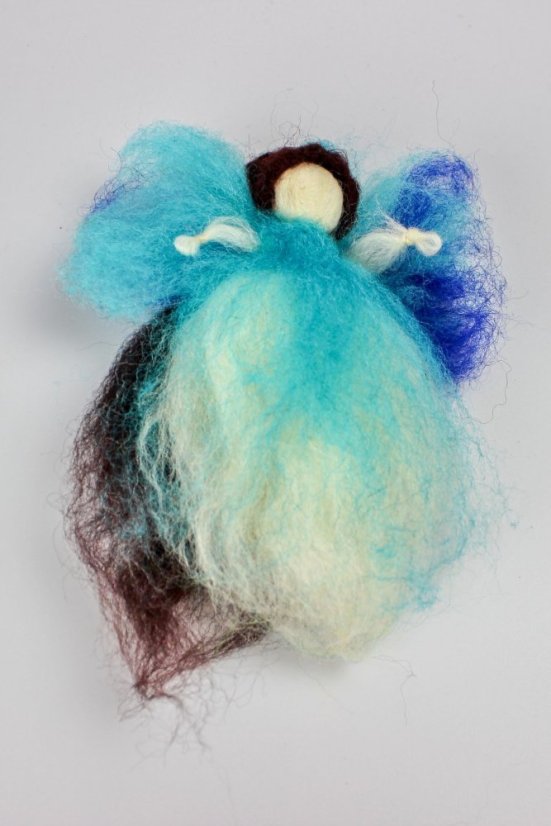 Bruneta s ohonem a modrými křídly