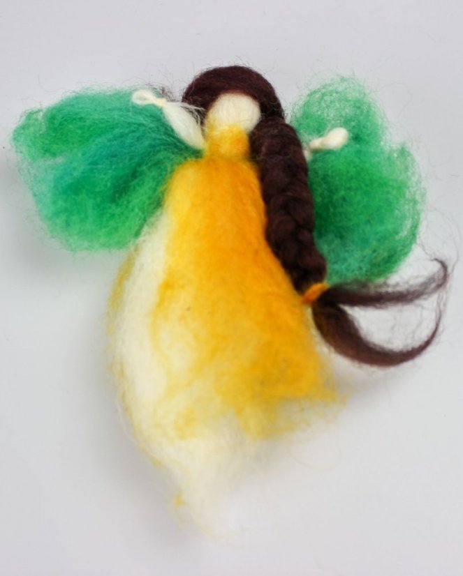 Bruneta s copem a zelenými křídly