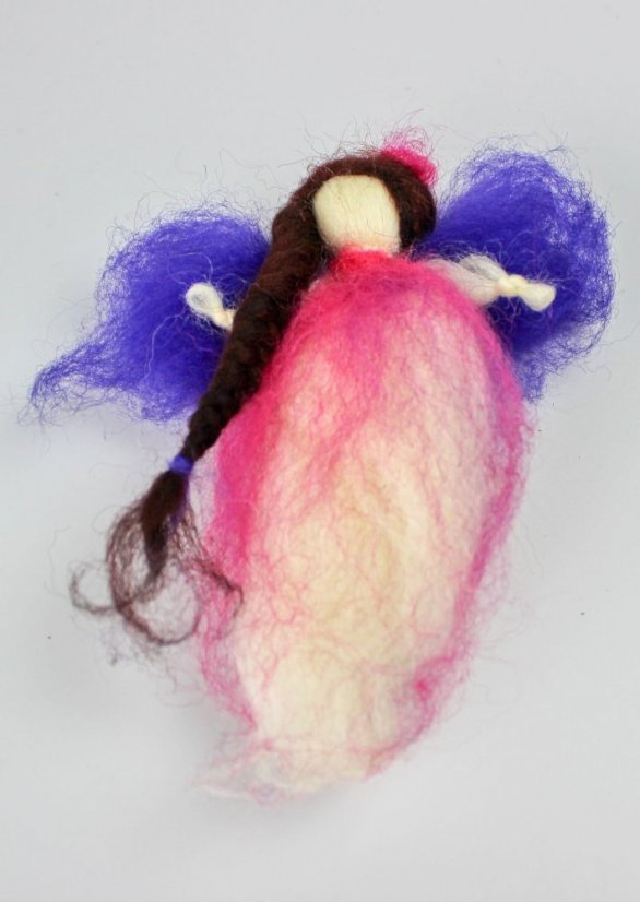 Bruneta s copem a tmavě modrými křídly