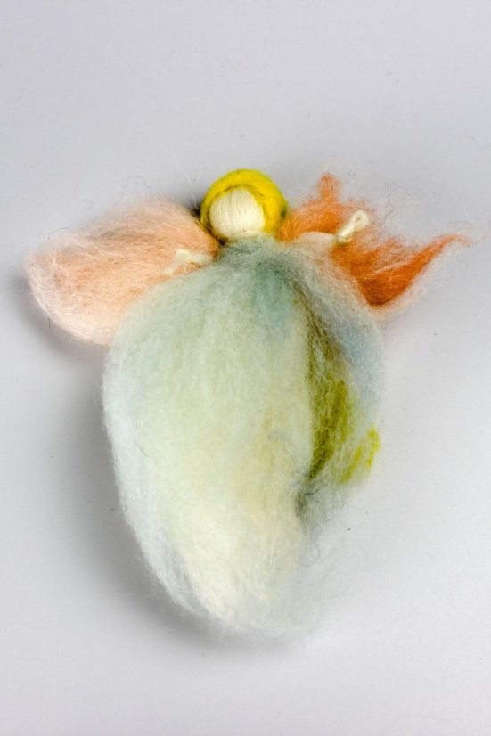 Blondýna s drdolem a růžovými křídly