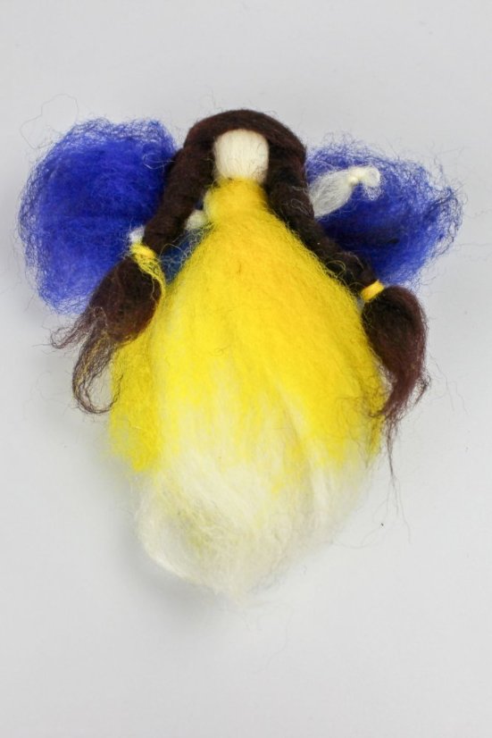 Bruneta se dvěma copy a tmavě modrými křídly