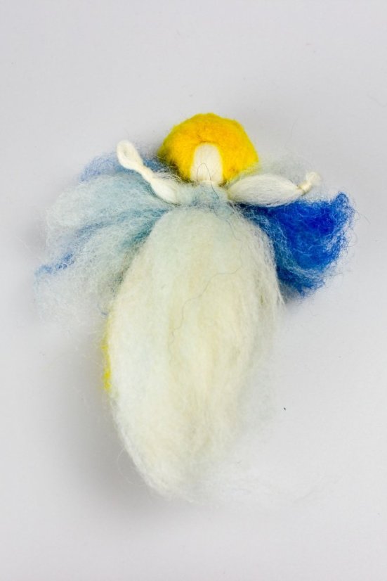 Blondýna s drdolem a modrými křídly