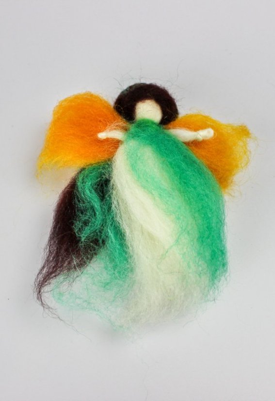 Bruneta se drdolem a oranžovými křídly