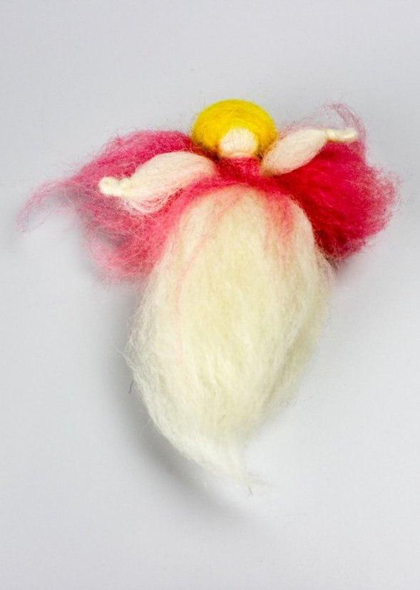 Blondýna s ohonem a světle růžovými křídly