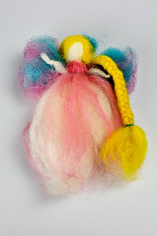 Blondýna s copem a duhovými křídly