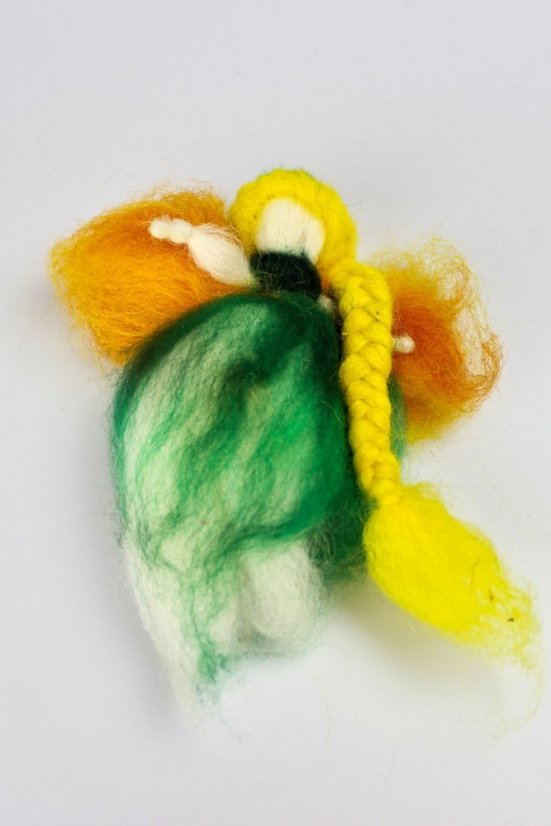 Blondýna s copem a oranžovými křídly