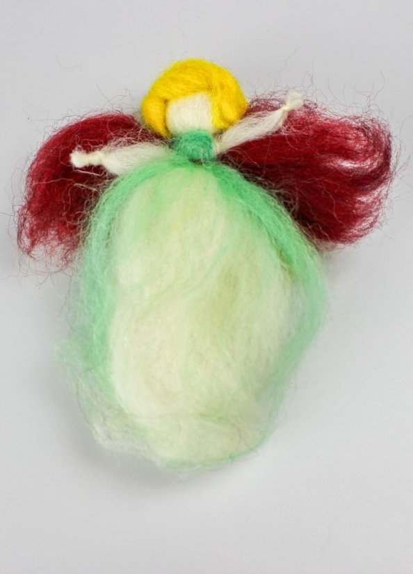 Blondýna s drdolem a vínovými křídly