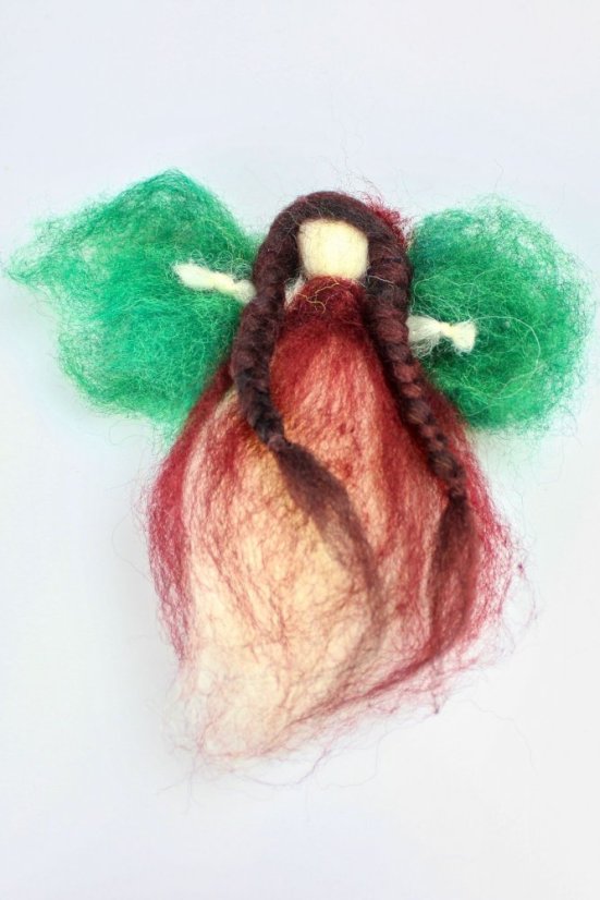 Bruneta se dvěma copy a zelenými křídly