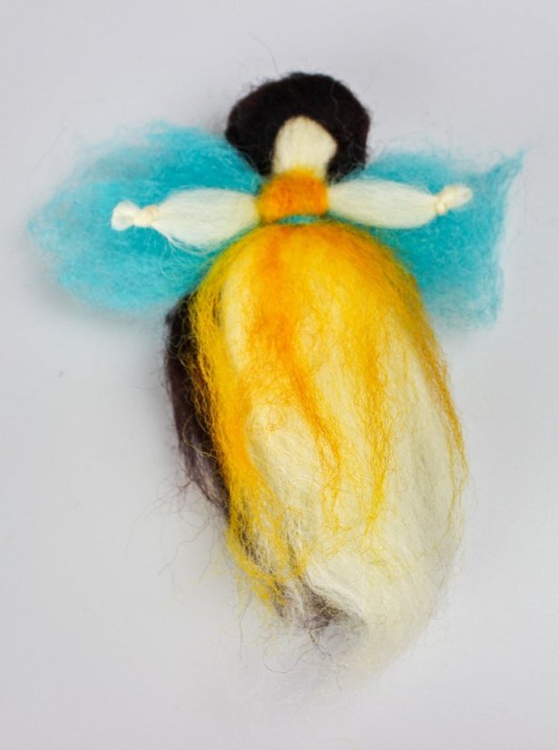 Bruneta s rozpuštěnými vlasy a modrými křídly