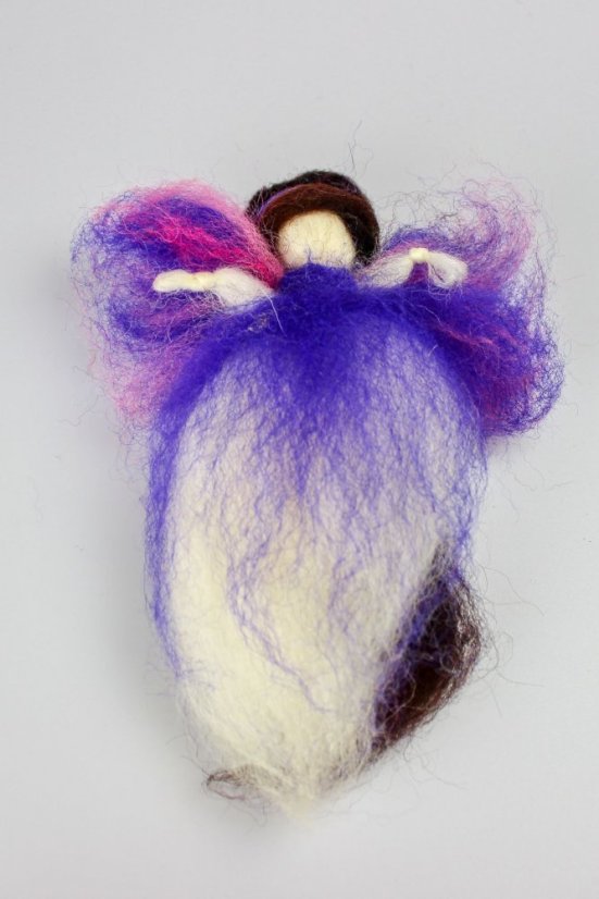 Bruneta se drdolem a fialovými křídly