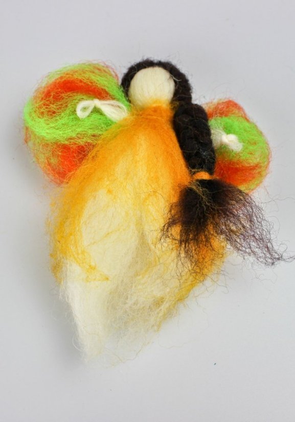 Bruneta s copem a zelenooranžovými křídly