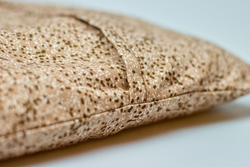 Nahřívací polštářek s pohankou - čtvercový - Vzor: světle hnědý s tečkami